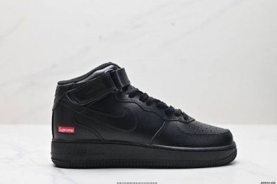 公司级耐克Nike AIR FORCE 1 MID 07 空军一号中帮百搭休闲运动板鞋。柔软、弹性十足的缓震性能和出色的中底设计，横跨复古与现代的外型结合，造就