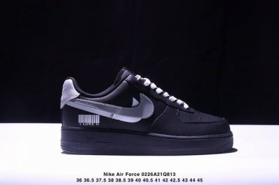 真标耐克Nike Air Force 1“07空军一号低帮百搭休闲运动板鞋。柔软、弹性十足的缓震性能和出色的中底设计，横跨复古与现代的外型结合，造就出风靡全球三