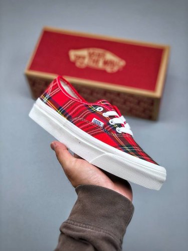 vans Authentic X Pendleton联名格纹系列 格纹元素横平竖直的线条及多变的颜色 变幻多种街头风格与Vans经典鞋型结合 再次诠释街头的个性
