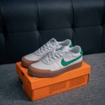 核心私 Nike耐克Court Shot男子运动鞋春季透气轻便运动板鞋 经典网眼 橡胶鞋底 皮面的材质 包裹感很强 但鞋底偏硬 适合日常通勤穿搭 该鞋型延续了传