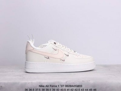 公司级耐克 Nike Air Force 1 ’07 空军一号低帮百搭休闲运动板鞋。柔软、弹性十足的缓震性能和出色的中底设计，横跨复古与现代的外型结合，造就出风