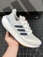 公司级阿迪达斯adidas Ultraboost Light 爆米花缓震中底跑步鞋 鞋面以织编材质为基底 后及跟脚趾处融全入新设计 通过格网印刷支将撑材料于附鞋