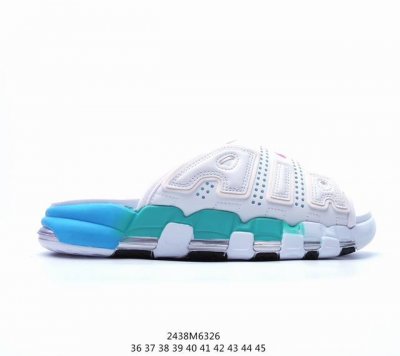 Nike Air More Uptempo Slide皮蓬拖鞋 以流行于街头的涂鸦文化为设计灵感，整体的设计风格夸张而充满魅力，厚实而充满质感的皮质鞋面两侧印刻