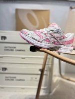 asics Gel-1 亚瑟士经典跑鞋 如今机能风和户外风吹得正劲，便是主打“Urban Outdoor机能越野风格”，城市和户外场景都能轻松应对。关键是跑鞋的