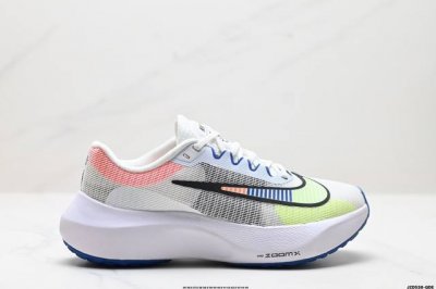 公司级nike Zoom Fly 5不可战胜系列轻量飞织低帮休闲运动慢跑鞋 此鞋专为短跑运动员而生 是为5至10公里距离的赛事和训练打造 整体设计采用流线型的轻