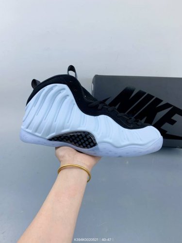 耐克篮球鞋Nike Air Foamposite One 喷泡喷泡 是一双内场的后卫战靴 97年1月份首期发行 使用Foamposite一次成型的喷塑鞋面 前掌