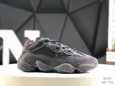 180 真标带半码阿迪达斯 Yeezy Desert Rat 椰子500 运动鞋鞋面采用皮革、磨砂小牛皮、麂皮和网眼三种材质打造，以复古气息 十足的 Adipr