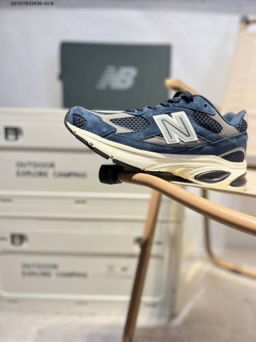 new Balance 2010系列复古老爹风休闲鞋 #采用轻质牛剖革拼接透气网眼衬垫织物鞋面材质 T-Beam大底提供足步弓支撑 保持步态稳定 后跟搭载外露缓