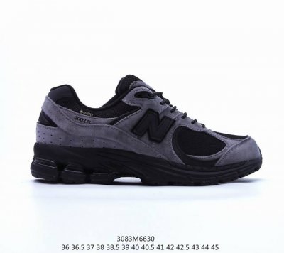 公司级new Balance 2002R 跑鞋 沿袭了面世之初的经典科技，以 Encap 中底配以升级版 N-Ergy 缓震物料。鞋面则采用特色的柔软麂皮搭以