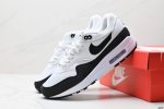 真标Nike Air Max 1 耐克气垫 缓震 耐磨运动鞋 鞋身材质均选择皮革 织物 麂皮多种材质覆盖 保证质感的前提下 层次感也相当不错 带有开窗式 Air