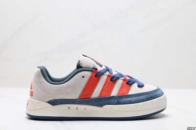 230 公司级Adidas Adimatic Low 马蒂奇系列低帮 复古鲨鱼面包鞋运动休闲滑板板鞋 整个鞋面由色彩艳丽的麂皮制成 搭配品牌标志性大尺寸三条纹