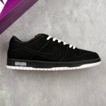 本地 核心私 Nike Sb Dunk Low 黑白 Sb低帮休闲板鞋 此款Nike Dunk Low采用绒面革材质，鞋身左右侧均配有皮革质双 Swooshes