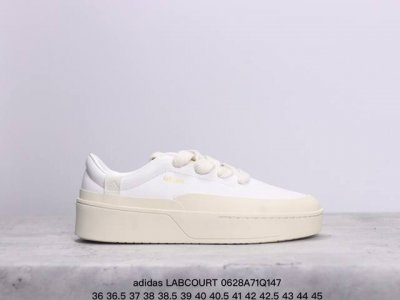 阿迪达斯 Adidas Labcourt 百搭休闲轻松舒适 耐磨透气低帮 板鞋 男女同款。鞋面使用了绒毛麂皮 ，鞋面和鞋底连接处使用了包边处理，看起来更加精致有