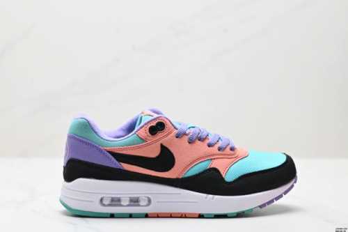 真标Nike Air Max 1 耐克气垫 缓震 耐磨运动鞋 鞋身材质均选择皮革 织物 麂皮多种材质覆盖 保证质感的前提下 层次感也相当不错 带有开窗式 Air