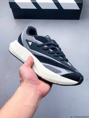 adidas Lightblaze 舒适防滑 新款阿迪达斯低帮跑步鞋 极致轻盈的Lightweight Upper设计 带来近乎裸足的舒适体验 中底采用尖端科技