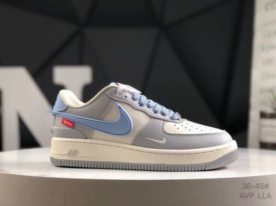 耐克 Nike Air Force 1“07空军一号低帮百搭休闲运动板鞋。柔软、弹性十足的缓震性能和出色的中底设计，横跨复古与现代的外型结合，造就出风靡全球三十
