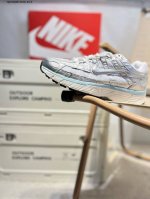 耐克 Nike P-6000 Laser Blue 复古科技个性运动老爹鞋。该鞋款鞋面采用纵横交错的覆面，重现 0 年代跑鞋风格，同时搭配缓震鞋垫，带来舒适的步