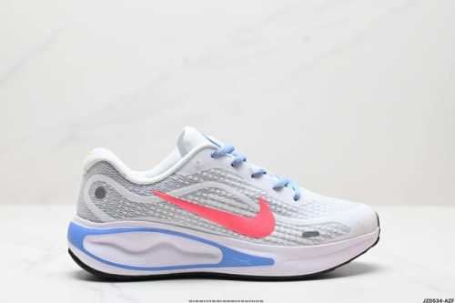 公司级nike Journey Run 2024跑步鞋 使用了新型的缓震材料 脚感偏韧 后跟有加厚的海绵填充 鞋子前掌和后掌做了加宽设计 增加了跑步时的稳定性