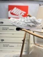 耐克 Nike p-6000 Laser Blue 复古科技个性运动老爹鞋 该鞋款鞋面采用纵横交错的覆面 重现 0 年代跑鞋风格 同时搭配缓震鞋垫 带来舒适的步