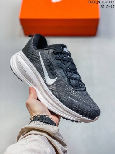 nike Vomero 18 耐克 舒适减震防滑 低帮跑步鞋 全掌Reactx泡绵中底 前掌和后跟还配备了Air Zoom气垫单元 据说跑起来更快更舒适哦 这次