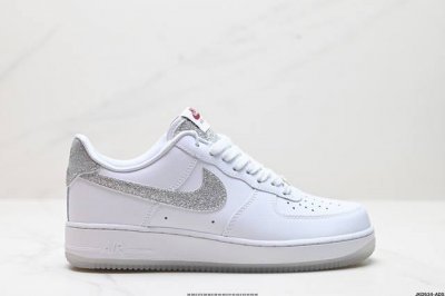 公司级耐克Nike AIR FORCE 7空军一号低帮百搭休闲运动板鞋。柔软、弹性十足的缓震性能和出色的中底设计，横跨复古与现代的外型结合，造就出风靡全球三十多