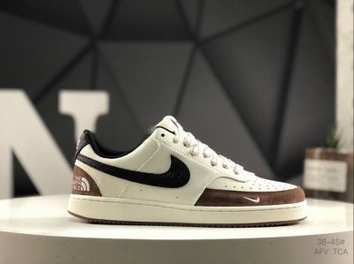 220 Nike Court Vision 低帮百搭 透气休闲运动板鞋 兼顾舒适脚感和出众风范 演绎匠心之作 结构性的支撑贴合感结合复古篮球设计 电绣工艺 皮料