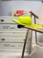 斯图西联名款Stussy X Nike Benassi 拖鞋 一字拖男女凉拖鞋沙滩鞋。一直广受青睐的Nike Sportswear 主打单品搭载了独具特色的鞋款
