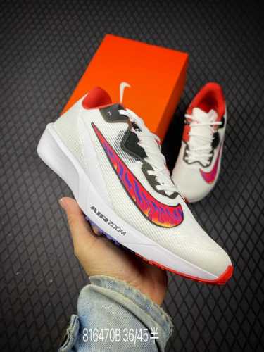 220 B支持放店 公司级Nike Air Zoom Rival Fly 4 轻量跑鞋 采用舒适材质，提升上脚体验。鞋身延续了经典款式设计，并加强了鞋面的包裏和