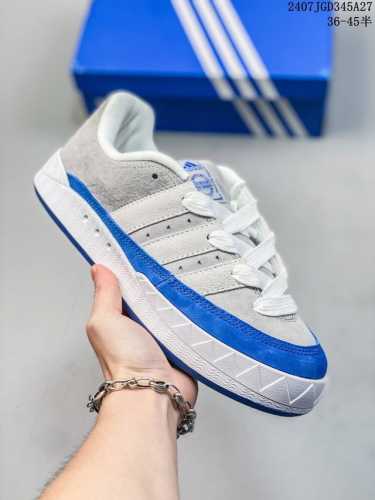 真标带半码 阿迪达斯 鲨鱼面包鞋 新联名开启,日本知名球鞋店铺atmos X Adidas Adimatic Low马蒂奇系列低帮复古鲨鱼面包休闲运动休闲滑板板