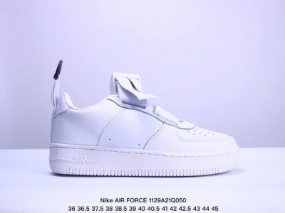 公司级带半码耐克nike Air Force 7 空军一号低帮百搭休闲运动板鞋。柔软、弹性十足的缓震性能和出色的中底设计，横跨复古与现代的外型结合，造就出风靡全