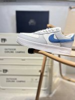 耐克 Nike Air Force 1 '07空军一号 百搭休闲运动板鞋。柔软、弹性十足的缓震性能和出色的中底设计，横跨复古与现代的外型结合，造就出风靡全球三十