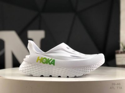红卡 拖鞋 Hoka 夏季新款百搭沙滩拖鞋 Hoka在超厚中底方面的积累 让它跑在了其他厂商的前面 推出的沙滩拖鞋以缓震和轻量的优势 得到众多跑者的青睐！ 尺码