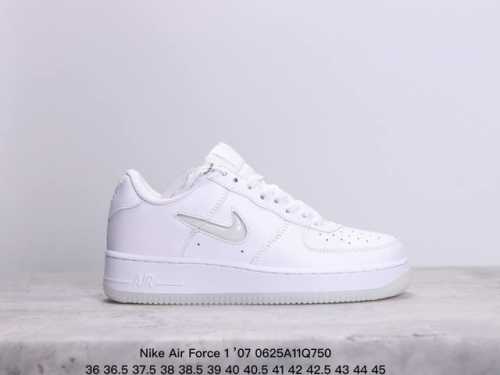 耐克 Nike Air Force 1 ’07 空军一号低帮百搭休闲运动板鞋。柔软、弹性十足的缓震性能和出色的中底设计，横跨复古与现代的外型结合，造就出风靡全球
