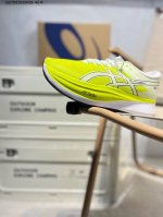 170 asics S4亚瑟士经典跑鞋 如今机能风和户外风吹得正劲，便是主打“Urban Outdoor机能越野风格”，城市和户外场景都能轻松应对。关键是跑鞋的
