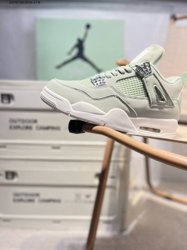 Air Jordan 4 Retro Seafoam 绿色 鞋身整体以绿色皮革为主色调，辅以银色点缀，搭配绿色的鞋带，让鞋子看起来更有整体感。鞋侧身绿色格网透出
