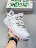 公司级带半码耐克Nike AIR FORCE 1‘07 空军一号低帮百搭休闲运动板鞋。柔软、弹性十足的缓震性能和出色的中底设计，横跨复古与现代的外型结合，造就出