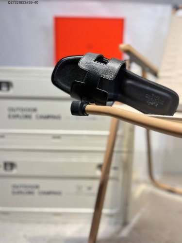 hermes Footwear Woman 爱马仕 礼装 拖鞋 黑白等多色万年经典爱马士 女神标配 度假 居家 必备 东莞原厂真皮大底平底拖鞋 度假搭配神器 最