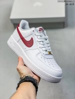 公司级带半码耐克nike Air Force 7 空军一号低帮百搭休闲运动板鞋。柔软、弹性十足的缓震性能和出色的中底设计，横跨复古与现代的外型结合，造就出风靡全