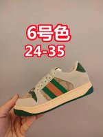 出口欧洲版古驰Gucci头层皮 Gucci古驰新款儿童休闲鞋 Size：24-35码 必入的大牌系列，经典古驰小蜜蜂系列。出口欧版，货不多卖一双少一双。 优质皮
