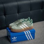 核心私 Adidas Gazelle Bold W 三叶草复古防滑耐磨低帮板鞋 鞋款采用柔软的绒面革和耐用的皮革衬里融合在橡胶外底上 货号：Hq6893 尺码：