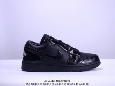耐克 乔丹air Jordan 1 Low Aj1 乔1 乔丹1代aj1 低帮复古文化休闲运动篮球鞋。该鞋款从 1985 年元年款汲取设计灵感，焕新演绎简约经典