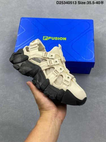 公司级Fila Fusion斐乐潮牌Bianco San 休闲百搭防滑耐磨沙滩凉鞋女款 货号：T12W521704Fa Dsize：35.5-40带半码 编码：