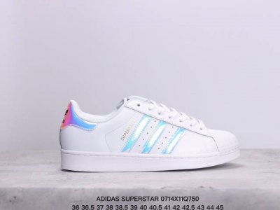 阿迪达斯 Adidas Superstar 三叶草经典贝壳头系列 新款休闲板鞋潮流男女士运动鞋 。鞋面柔软皮革材质 标志性的贝壳鞋头，锯齿三条纹，简约的线条。就