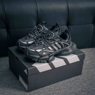 核心私 Adidas Xlg Runner Deluxe 潮流前卫科技 休闲运动老爹鞋 未来科技主义线条勾勒前卫张力 呈现饱满立体的3D感鞋身 浑厚中底搭载轻薄