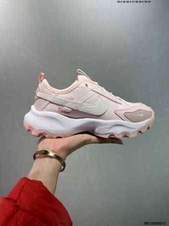 W Nike Tc 7900 新款老爹鞋 注入非凡时尚气息 塑就高雅外观 耐穿合成材质搭配柔软丝绒 该鞋款保留了挚爱的加垫鞋口 柔软泡绵缓震配置 和抓附力十足的 - 点击图像关闭