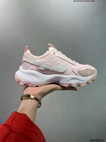 W Nike Tc 7900 新款老爹鞋 注入非凡时尚气息 塑就高雅外观 耐穿合成材质搭配柔软丝绒 该鞋款保留了挚爱的加垫鞋口 柔软泡绵缓震配置 和抓附力十足的