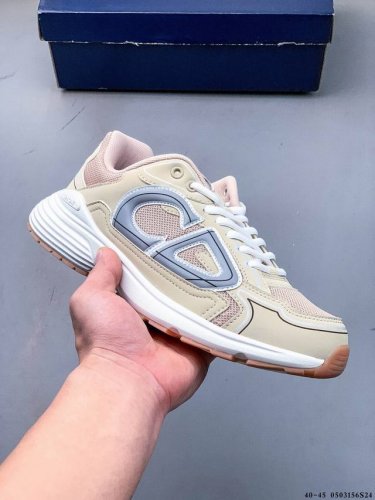 集图 Dior 迪奥 B30 复古风透气百搭休闲鞋 B30运用了质感细腻的皮革与网眼布面材质拼接成鞋身，鞋身两侧贴有显眼的字母Cd表明身份，为Christian