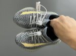 专G版椰子350V2真爆鞋带扣儿童一脚蹬运动鞋 Size：24-35码 专柜版来咯 真爆米花系列脚感超级棒 软弹效果一绝 针织鞋面，透气舒适好打理 鞋带扣设计，