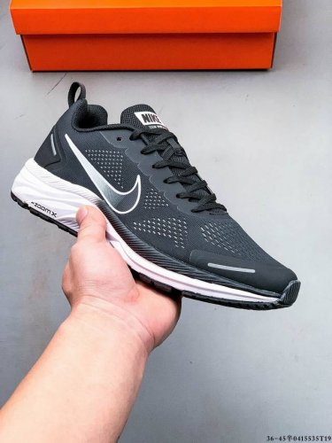 耐克Nike Zoom Winflo 9X 登月W9轻质透气休闲运动跑步鞋。升级中底为Cushlon St，材质上更显得轻盈透气，耐磨性提高同时也使运动鞋在穿着