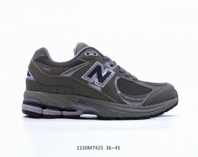 公司级new Balance 2002R 复古单品 热门复古鞋型new Balance 2002R，近日又曝出一款全新配色并释出官图。整双鞋采用棕色和米色主打，